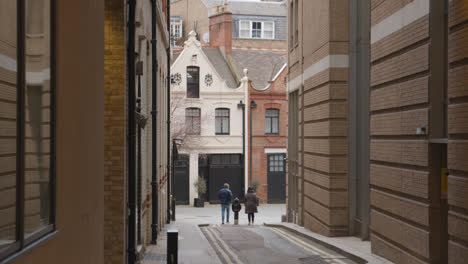 La-Gente-Pasaba-Por-Edificios-Residenciales-Y-De-Oficinas-En-Bourdon-Street-Mayfair-Londres-1